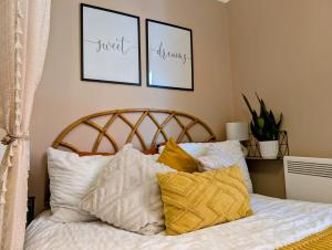 Peacehaven Retreat - Studio 4 minutes from the beach! Pet friendly!