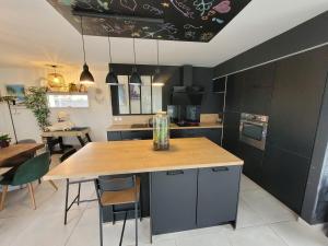 Villas Wonderful Villa , swimming pool, air conditionner-4 chambres : photos des chambres