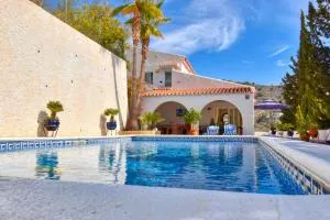 Charming villa with big pool - Algarrobo