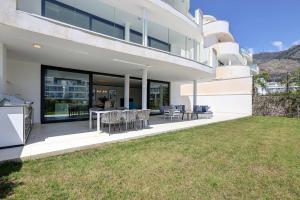 092 - Modern, Spacious El Higueron Apartment With Private Garden & BBQ
