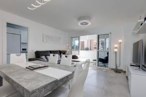 019 Stylish 3 Bed Ibensa Square Apt, near Beach & Bars