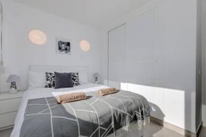 019 Stylish 3 Bed Ibensa Square Apt, near Beach & Bars