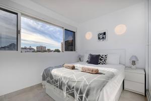 019 Stylish 3 Bed Ibensa Square Apt, near Beach & Bars