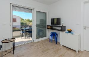 1 Bedroom Awesome Apartment In Vir 
