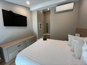 Colonial Hotel & Suites