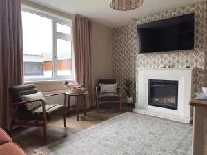 House Sleeps 10-Garden-Parking-NearBarryIsland - Llancarfan