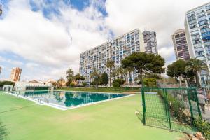 Benidorm piscina terraza a minutos de la playa
