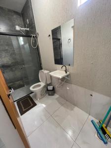 Flat 23 com sala, quarto, cozinha e banheiro privado