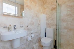 Newly Renovated 2BD Top Floor Flat West Brompton