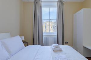 Newly Renovated 2BD Top Floor Flat West Brompton