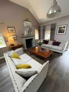 Cottage on the river Ayr with Hot Tub - Mauchline