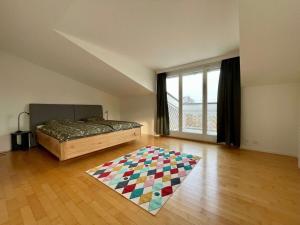 Spacious house with partial lake view