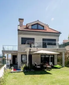 Chalet grande unifamiliar con jardín en Baiona - As Mariñas