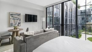 The Juliet X Vibe 8741