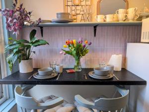 Peacehaven Retreat - 4 minutes from the beach! Pet friendly!