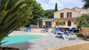 Villa de standing avec piscine à débordement, jacuzzi et jardin à 5 min du centre de Nîmes