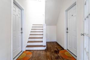 Family Urban: 2BR FREE Pkng Airport NYC Ease