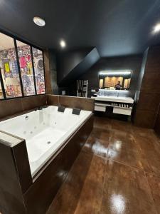 B&B / Chambres d'hotes loft room38 : Chambre Lit King-Size avec Baignoire Spa