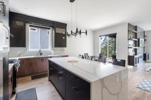 Stylish Retreat in Agassiz with Scenic Views