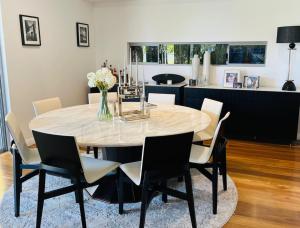 MiaMia Ultra Modern Home with Pool and Courtyard