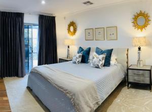 MiaMia Ultra Modern Home with Pool and Courtyard