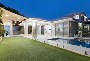 MiaMia Ultra Modern Home with Pool and Courtyard