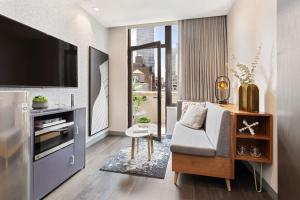 The Vibe on 5th Vibe 8750