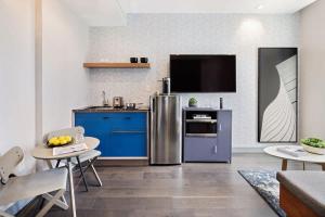 The Vibe on 5th Vibe 8750