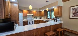 Tall Pines- 5-bedroom 3-bath with hot tub and more!