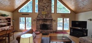 Tall Pines- 5-bedroom 3-bath with hot tub and more!