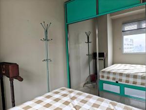 Cozy 2BR Pramuka Apt Tower Penelope with Pool & Wi-Fi