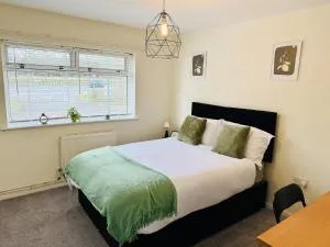 Family Friendly 4BedRoom Home - Close to Wollaton Park, University & Transport Links, Easy Access to M1, City Centre & Queens Medical Centre - 朗伊顿