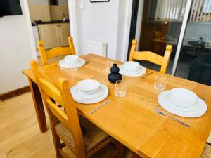 Professional 4BR House - Lace Market, Uni, QMC, City Centre & M1 - Sleeps 8