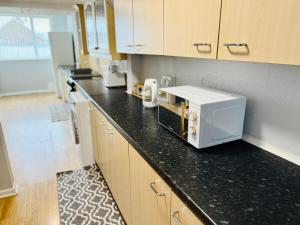 Professional 4BR House - Lace Market, Uni, QMC, City Centre & M1 - Sleeps 8