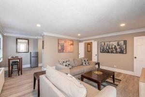 High Rise Downtown Condo with Skyline View