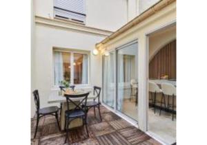 Terrace apartment Trocadero Eiffel Tower by Studio Prestige