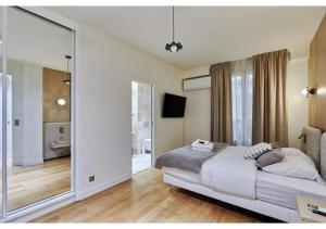 Terrace apartment Trocadero Eiffel Tower by Studio Prestige