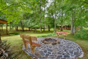 Grand Murphy Cabin with Fire Pit and Game Room!