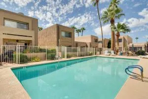 Private Backyard Sunny Mesa Home with Pool Access - 休闲世界