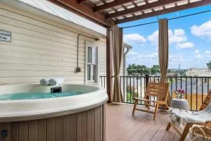 Enchanted Haus walk to Main hot tub on balcony - 弗雷德里克斯堡