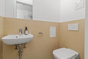 City Apartment - 1 Min to U1 Reumannplatz - Fresh Fruit Market in front of the House