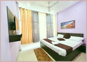 FULLY AIR-CONDITIONED - HOTEL SHIV # DARSHAN PREMIUM Near Kashi Vishwanath Temple - Kashi Vishwanath temple - Free Public Parking and Wifi Facilities - Air Conditioning Room