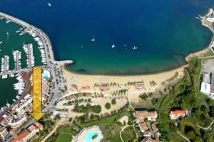 Apartment seafront in Gassin