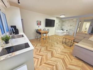garden apartment 7 min walk to the beach