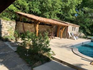 Mas ancien dans la nature, piscine privée, chauffé de mois davril