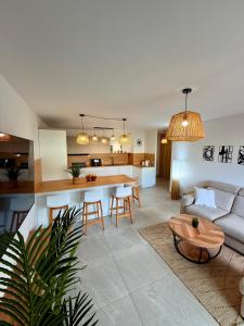 charmant 3 pièces neuf SUR JARDIN piscine débordement en Rooftop VUE MER ET MONTAGNES parking gratuit climatisation 2 CHAMBRES