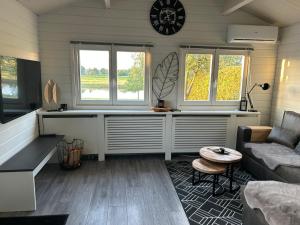 Milos Ferienhaus mit Flussblick