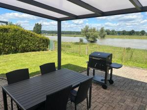 Milos Ferienhaus mit Flussblick