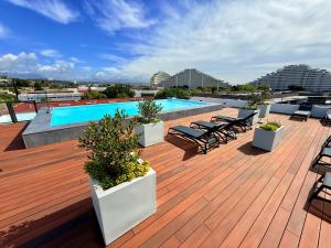 charmant 3 pièces neuf SUR JARDIN piscine débordement en Rooftop VUE MER ET MONTAGNES parking gratuit climatisation 2 CHAMBRES