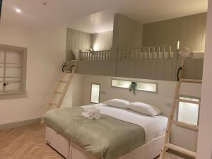 Walshs Hotel and Apartments